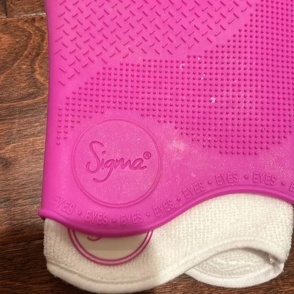 Sigma Makeup Brush Cleaner Glove - Picture 11 of 12